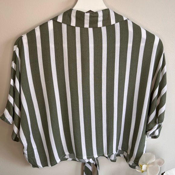 Baggy button-down t-shirt with a front knot - Picture 6 of 9